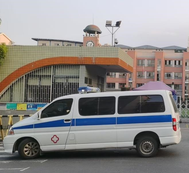 洪湖救护车出租护送骨折病人一公里多少钱